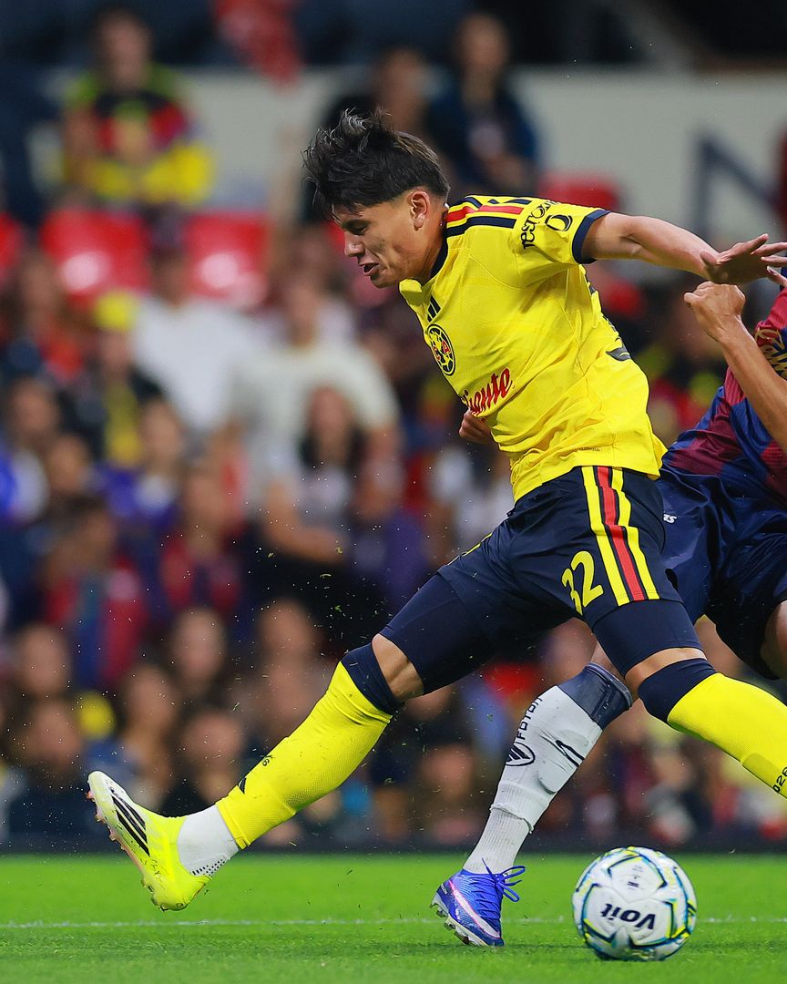 Jugadores de América y Atlante en un partido de Liga MX